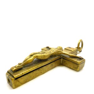 Antiguo crucifijo relicario dorado. VS227
