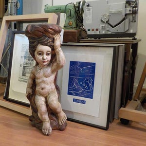 Gran escultura antigua de madera tallada policromada. Putti de madera. VS14