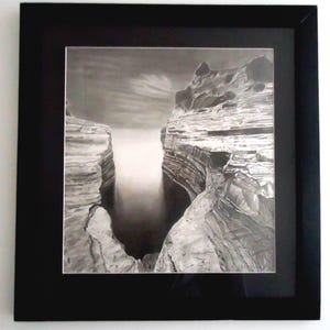 Dibujo original de paisaje en grafito: arte de cala con paspartú y marco (62,5 x 61 cm)