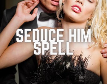 Puede incluir: La imagen presenta el texto "SEDUCE HIM SPELL" en blanco. Una mujer rubia y un hombre en esmoquin se abrazan. La mujer lleva un top negro sin tirantes con detalles de plumas.