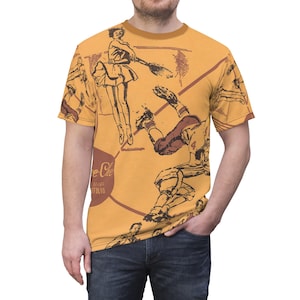 Puede incluir: Una camiseta amarilla con un estampado vintage de una mujer jugando al béisbol y el texto "Coke-Cola" con una estrella y las palabras "slurs" y "portfolio".