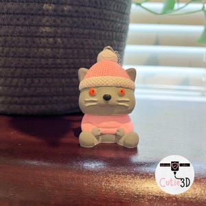 Kuschelkatze mit Häkelmütze als Fidget-Schlüsselanhänger – 3D-gedrucktes Clicker-Schreibtischspielzeug – handbemalt
