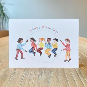 Tarjeta de cumpleaños dibujada a mano / Doble salto con amigos / Cuerda para saltar / Colorida y divertida