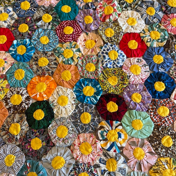 Vintage flower penny yoyo quilt daisy