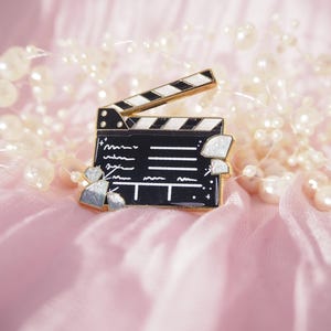 Action - Emaille Pin