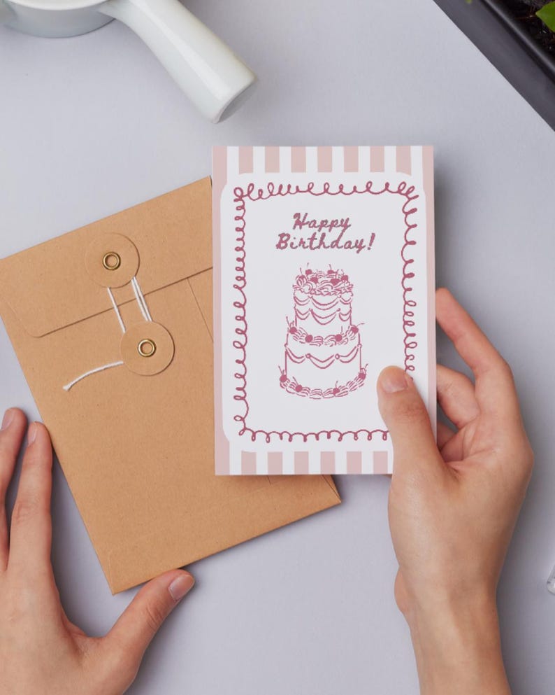 Puede incluir: Una taza de cer&aacute;mica blanca con un asa negra y el texto "But First, Coffee" en negro, con una fuente de estilo manuscrito. La taza est&aacute; sobre una superficie blanca.