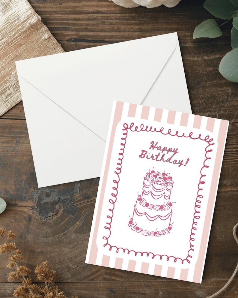 Puede incluir: Un sobre blanco y una tarjeta de felicitaci&oacute;n con un fondo a rayas rosas y blancas. La tarjeta presenta una ilustraci&oacute;n rosa de una tarta de varios pisos con cerezas y las palabras "Happy Birthday!" en rosa, rodeadas por un borde rosa.
