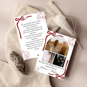 Puede incluir: Dos cartas de boda para la novia y el novio, con un diseño de cinta roja. Una carta tiene texto, la otra fotos de la pareja. Las cartas están sobre una superficie beige.