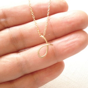 Initiale de collier... Remplissage d'or, d'argent sterling ou d'or rose personnalisé fait à la main avec une initiale cursive enveloppée de fil, unique