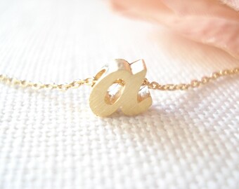 Collar con inicial cursiva dorada, letra minúscula personalizada