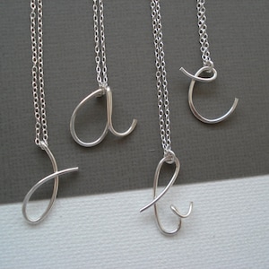 Collar con inicial personalizado... Plata esterlina, relleno de oro o relleno de oro rosa, inicial cursiva hecha a mano envuelta en alambre, regalo de dama de honor