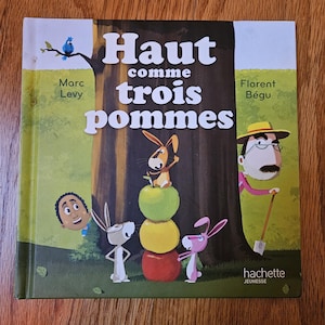 Haut comme Trois Pommes in French