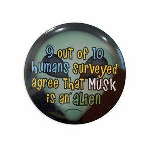 Pode incluir: Um botão redondo com borda preta e fundo verde e preto. O botão apresenta o texto "9 out of 10 humans surveyed agree that Musk is an alien" em várias cores, com um rosto alienígena triste.