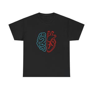Puede incluir: Camiseta negra con un gráfico de corazón rojo y cerebro azul en contorno. El corazón y el cerebro están conectados y parecen ser la mitad el uno del otro.