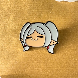 Broche de Elfo Kawaii - Broche icônico de Elfo de Cabelo Branco - Presente Perfeito para Otaku