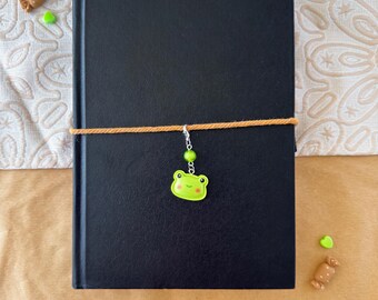 Kawaii Frog Book Charm – Cute Green Frog Bookmark Accessory – Cozy Reader Gift – Kawaii Book Lover Gift – Frogcore Book Charm