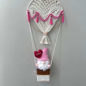 Handgjord makramé väggdekoration med luftballong för barnkammare | Plyschdvärg med hjärta