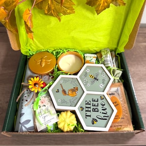 Luxury Holiday Gift Basket for Her | Spa Self Care Package | Face Masks, Eye Patches, Hand Cream, Shower Bomb, Vanilla Candle | Gift for Mom