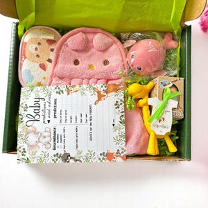 Panier-cadeau + Carte de voeux bébé fille | Cadeau baby shower pour future maman | Nouveau cadeau pour bébé| Cadeau de luxe| Boîte révélatrice de genre Hello World