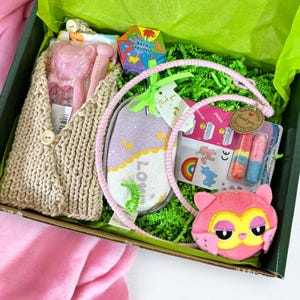 Panier-cadeau + Carte de voeux bébé fille | Cadeau baby shower pour future maman | Nouveau cadeau pour bébé| Cadeau de luxe| Boîte révélatrice de genre Hello World