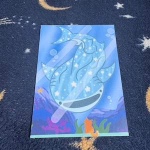 Cartolina con squalo balena e gatto
