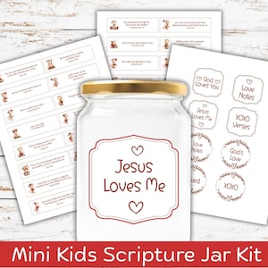 Puede incluir: Un tarro de cristal transparente con tapa dorada y una etiqueta que dice "Jesus Loves Me" está rodeado de tarjetas impresas. Las tarjetas presentan versículos bíblicos y elementos decorativos. Las palabras "Mini Kids Scripture Jar Kit" están en la parte inferior.