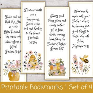Könnte beinhalten: Set aus vier druckbaren Lesezeichen mit inspirierenden Zitaten. Jedes Lesezeichen zeigt Aquarellillustrationen von Blumen, Honigtöpfen und Bienen. Der Text enthält Bibelverse und die Worte "Printable Bookmarks | Set of 4".