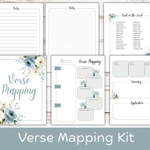 Puede incluir: Un conjunto de páginas imprimibles para el estudio de la Biblia. Las páginas incluyen páginas de notas con líneas y puntos, plantillas de mapeo de versículos y una página que enumera los versículos de la Biblia. Las páginas están decoradas con detalles florales azules y blancos. El texto "Verse Mapping Kit" está en la parte inferior.