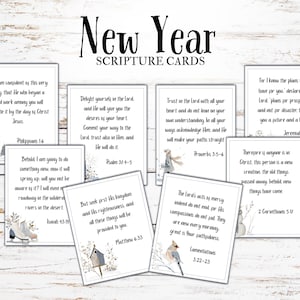 Op de afbeelding: Een verzameling Nieuwjaars Schriftkaarten met inspirerende citaten. Elke kaart heeft een uniek ontwerp met winterse illustraties en elegante lettertypen. De kaarten zijn perfect voor het delen van boodschappen van geloof en hoop.