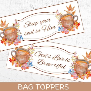以下が含まれることがあります： コーヒーカップと花の装飾が描かれた水彩画のイラストが特徴の、長方形のバッグトッパーが2つあります。1つは「Steep your soul in Him」、もう1つは「God's Love is Brew-tiful」と書かれています。「BAG TOPPERS」の文字が下にあります。