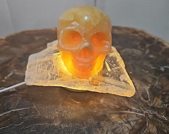 1.62LB natürlicher gelber durchscheinender Calcit-Kristallschädel mit Selenit-Basis und LED