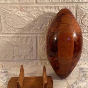 Pallone da rugby in legno di thuja con supporto – Scultura artigianale marocchina unica