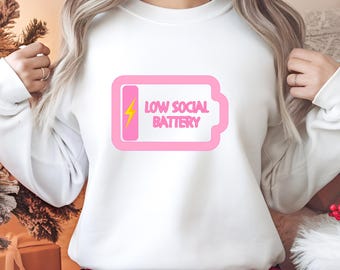 Camiseta unisex de baja batería social: Humor introvertido (PNG y SVG)