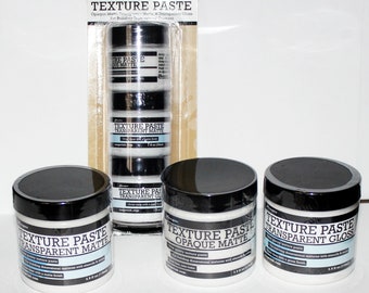 Puede incluir: Cuatro botes de pasta de textura Ranger en acabados mate opaco, mate transparente y brillo transparente. Cada bote es de 60 ml.