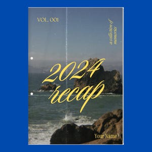 Puede incluir: Una foto azul y blanca de una costa rocosa con olas del océano rompiendo contra la orilla. El texto "2024 recap" está escrito en letra cursiva amarilla. El texto "VOL...001" está en la esquina superior izquierda y "Your Name" está en la esquina inferior derecha. El texto "a collection of memories" está escrito verticalmente en el lado derecho de la imagen.
