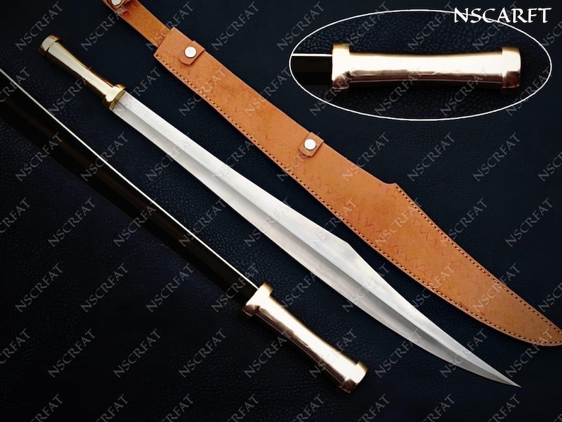 K&ouml;nnte beinhalten: Ein silbernes Schwert mit poliertem Metallgriff und einer braunen Lederscheide. Die Klinge des Schwertes ist lang und scharf, und der Griff hat eine goldfarbene Oberfl&auml;che. Die Scheide ist hellbraun und hat einen Knopfverschluss.