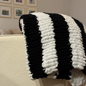 Handmade Black and White Knitted Blanket – Cozy, Customizable, Soft Throw, Perfect Gift, Home Decor, Baby Blanket, Chunky Knit Blanket