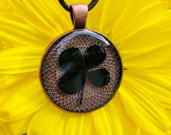 Collar de trébol negro de estilo alternativo, joyería de naturaleza oscura, llavero gótico de la suerte, joyería de estilo academia oscura, joyería auténtica de estilo cottagecore.