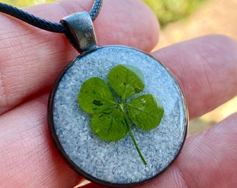 Collar con colgante de trébol de cuatro hojas, auténtico y delicado, ideal para el Día de San Patricio.