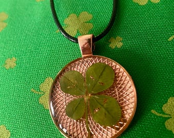 Collar de trébol de cuatro hojas prensado auténtico, amuleto de la suerte de resina hecho a mano, regalo de joyería de buena suerte para ella, regalo del Día de San Patricio