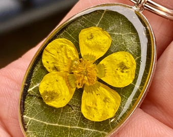 Llavero de resina con flor de ranúnculo auténtica, flor amarilla, accesorio floral para llavero, regalo para mamá, pieza de naturaleza, adorno para bolso, flor de nacimiento