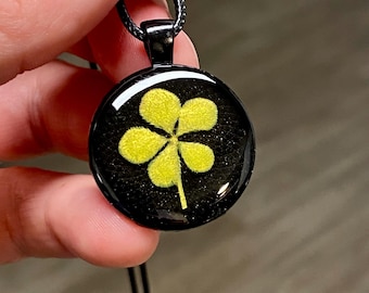 Joyas raras con trébol de cinco hojas auténtico / Colgante de trébol amarillo preservado / Collar gótico de resina negra