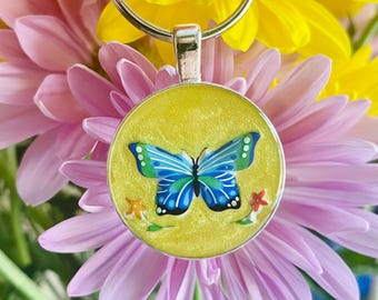 Llavero de resina con mariposa delicada