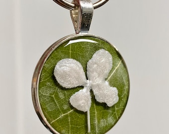 Collar artesanal de trébol de cuatro hojas, trébol auténtico en resina, amuleto de la suerte, joyería botánica, regalo para ella, símbolo de buena fortuna.