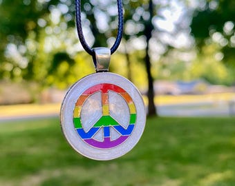 Collar de la paz, estilo hippie, colores del arcoíris y del mes del orgullo LGBTQ+, joyería LGBTQ+, colgante de la paz bajo la lluvia.
