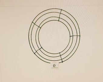 Könnte beinhalten: Ein grüner Metallkranzrahmen mit runder Form und mehreren Ringen. Der Rahmen ist zum Basteln und Dekorieren gedacht.