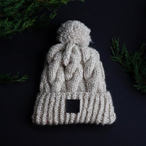 Hafermütze mit Zopfmuster - Bommelmütze - Geschenk für Sie - Geschenk für Sie - Geschenk für Frau - Geburtstagsgeschenk