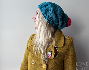 Handgemaakte blauwe slouchy beanie met pompon - gezellige los gebreide muts - zachte warme beanie voor dames