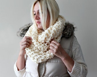 Infinity Scarf, Chunky Knit Scarf, Knit Scarf, White Knit Scarf, Hand Knit Scarf, Knitted Scarves, Infinity Scarf, Circle Scarf Gift for Her
