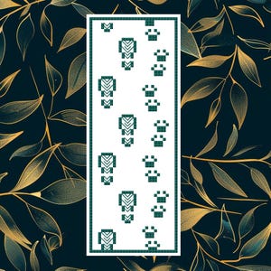 Puede incluir: Un marcapáginas blanco con un borde verde y un patrón de huellas y huellas de patas. Las huellas están en una línea vertical en el centro del marcapáginas.